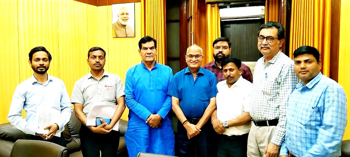 JpuppclEr's tweet photo. मा•मुख्यमंत्री जी के मार्गदर्शन मे मा•ऊर्जा मंत्री श्री ए•के•शर्मा जी के विशेष पहल पर त्रिपक्षीय वार्ता मे बनी सहमति के पश्चात आन्दोलन हुआ स्थगित। उप्र ऊर्जा क्षेत्र के समस्त जूनि•इंजीनियर्स एवं अभियन्ता मित्रो का क्रान्तिकारी अभिवादन एवं कोटिशः बधाई। https://t.co/5gYQW63dVE