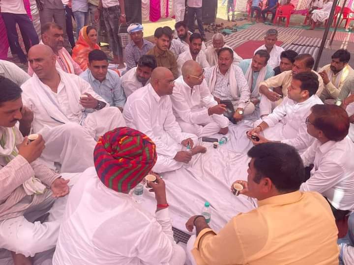 समाज में शिक्षा की अलख जगाने वाले क्रांतिकारी दबंग शख्शियत स्वर्गीय श्री कर्नल किरोड़ी सिंह बैसला जी को उनके पैतृक गाँव मुड़िया में पहुँच कर श्रद्धांजली अर्पित की ।।
शत् शत् नमन बाबा 🙏🌺🌺🙏