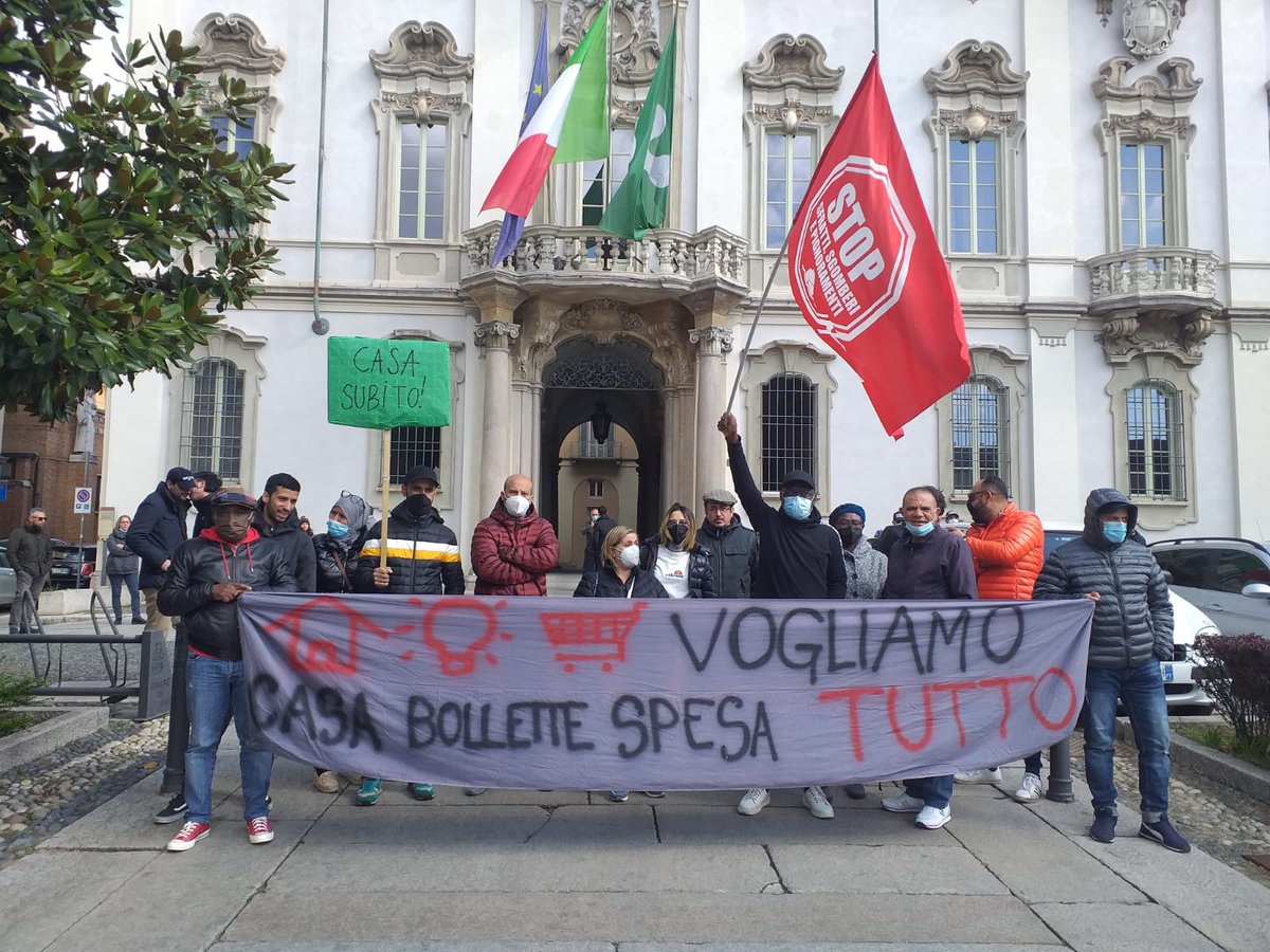 DirittoCasaPV's tweet photo. Oggi giornata di mobilitazione per la casa in 3 città lombarde #Milano #Brescia #Pavia dove in quest'ultima siamo scesi in piazza sotto il comune per protestare contro gli sfratti e per pretendere buoni spesa e aiuti per le bollette. 
https://t.co/SsLtF0zmWm https://t.co/SgP81XnXXC