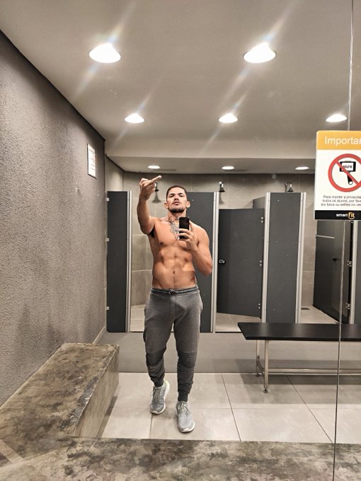 Não pode selfie no banheiro! 🖕🏽 https://t.co/qsW2sKJuPX