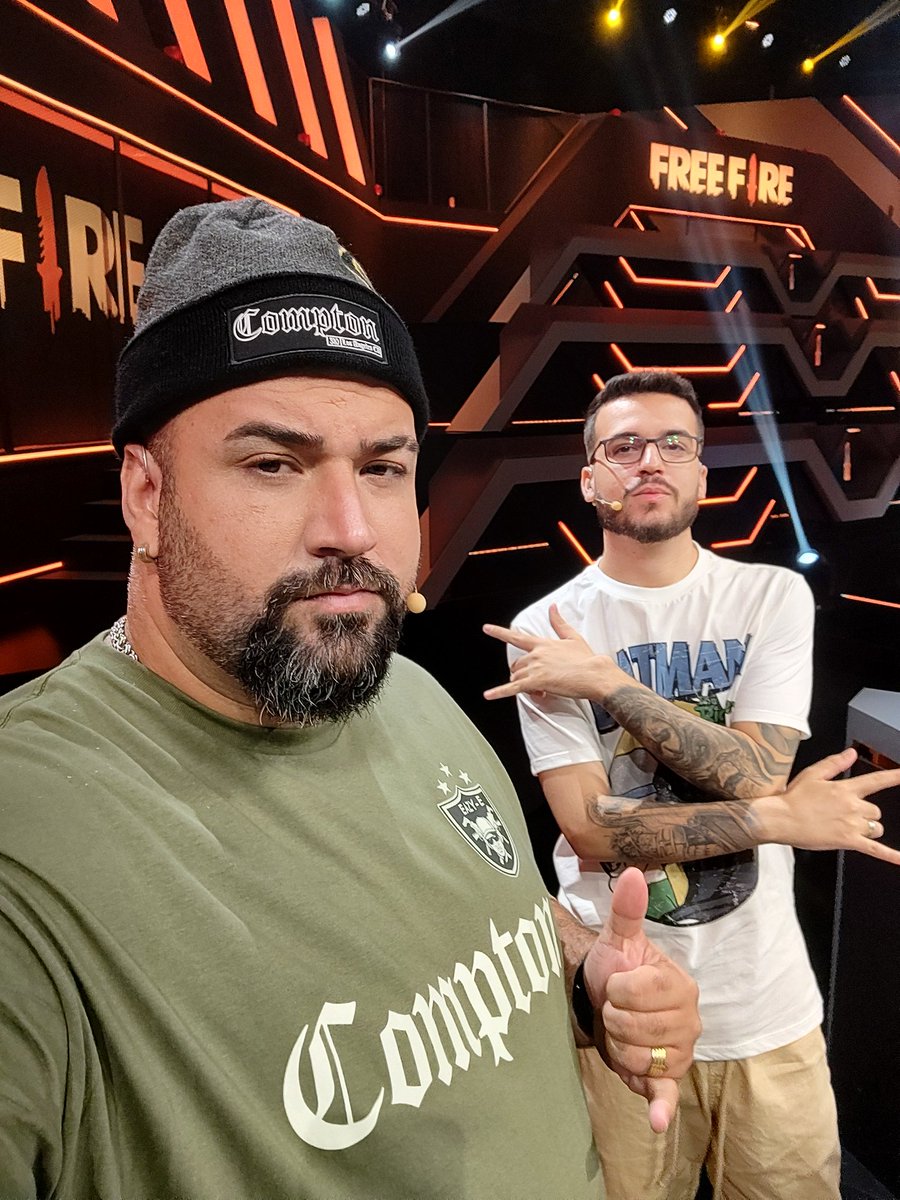 murilloshooow's tweet photo. A reta final da #LBFF tá começando e vc não pode perder! Estamos ao vivo na @RedeTV e nos canais oficiais do @FFesportsBR !
É hora do tiro, porrada e bomba
Né @01piresff (bomba kkk )
#freefire
#freefirebrasil
#freefiregame
#shooow
#murilloshooow
#tiroporradaebomba🔫👊💣 https://t.co/Swn1eqjDKt