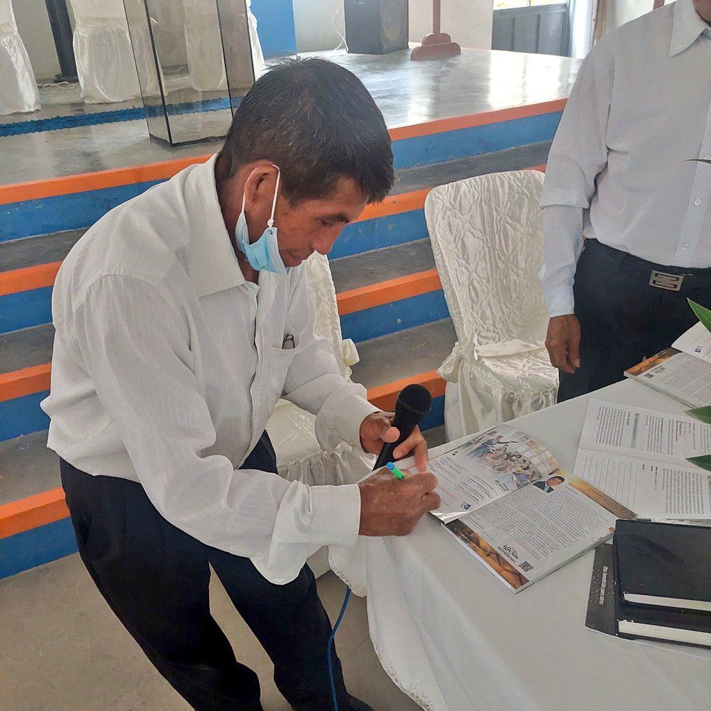 JoseUrciaCarlos's tweet photo. "Ningún hombre, mujer, o joven, puede alcanzar la perfección cristiana siendo negligentes con la Palabra de Dios" 

Líderes de la iglesia Maranatha firmando el compromiso de estudiar la Biblia y su #LESAdv #DMUtcubambaC #Maná2023 https://t.co/rCaqBFeZo1