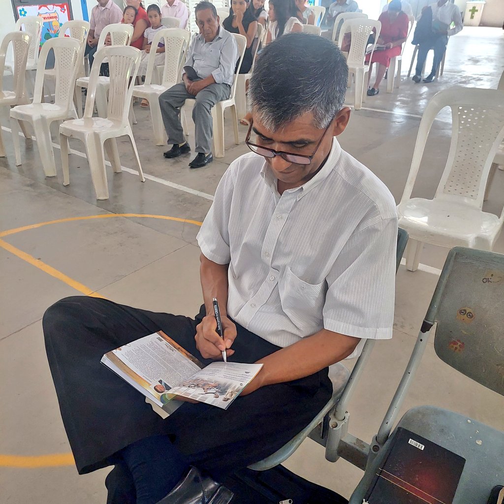 JoseUrciaCarlos's tweet photo. "Ningún hombre, mujer, o joven, puede alcanzar la perfección cristiana siendo negligentes con la Palabra de Dios" 

Líderes de la iglesia Maranatha firmando el compromiso de estudiar la Biblia y su #LESAdv #DMUtcubambaC #Maná2023 https://t.co/rCaqBFeZo1