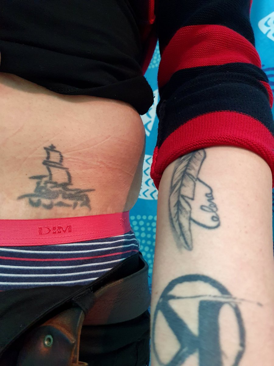 Mila_La_Brune's tweet photo. Tatouage de jeunesse...
Ancien logo de ma boîte belge le Captain, effectué par l'artiste Tintin, tatoueur le plus connu et influent de France quand même 😎
#tattoo #tatouage #complexecaptain #captain #Belgium #Belgique https://t.co/98kX3HLAqV