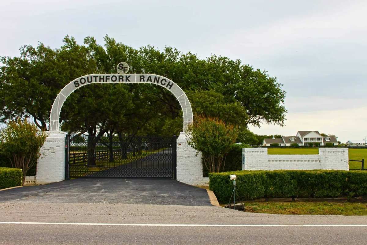 UltimateDallas's tweet photo. Throughout history there are two types of people....
1) those that take a stand & fight for what they believe in.
&
2) those that take a defeatist attitude and sit quietly by saying nothing can be done.
Which side of history do you want to be on?
#SaveSouthfork https://t.co/aLAt9JD2vC