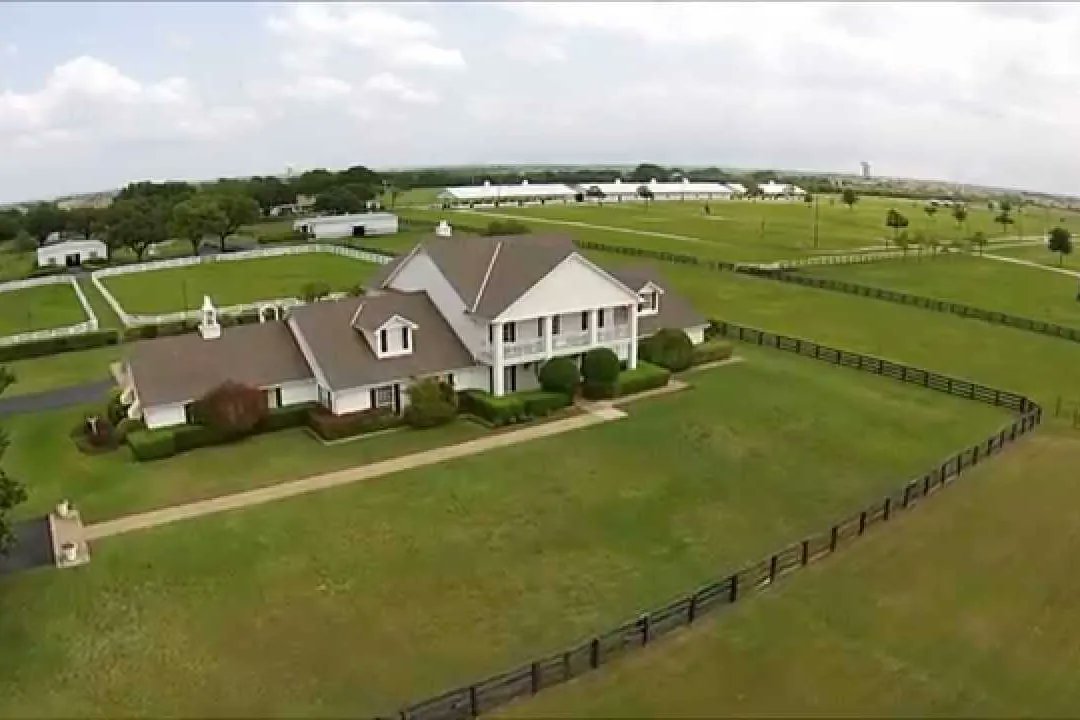 UltimateDallas's tweet photo. Throughout history there are two types of people....
1) those that take a stand & fight for what they believe in.
&
2) those that take a defeatist attitude and sit quietly by saying nothing can be done.
Which side of history do you want to be on?
#SaveSouthfork https://t.co/aLAt9JD2vC