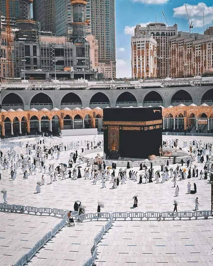 رُوحي هُناك وهيكلي يمشي هُنا
يا حبّذا لو يلتقي النِصفانِ🤍!