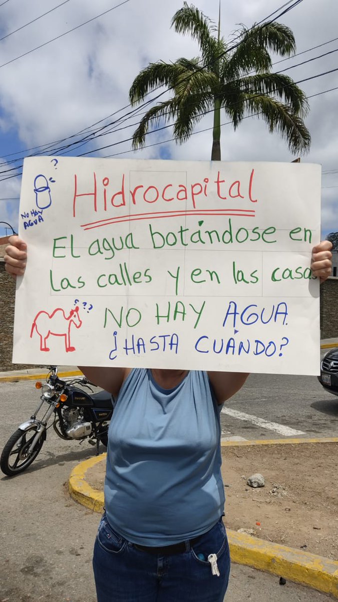 eliasayegh's tweet photo. Compartimos la indignación de nuestros vecinos por la falta de agua. En algunas sectores tienen varias semanas y hasta meses #SinAgua! Están protestando cívica y pacíficamente,incluso sin trancar la calle pero de forma firme. Es imperativo que Hidrocapital se aboque a resolver!!! https://t.co/VNZIWEHWBl
