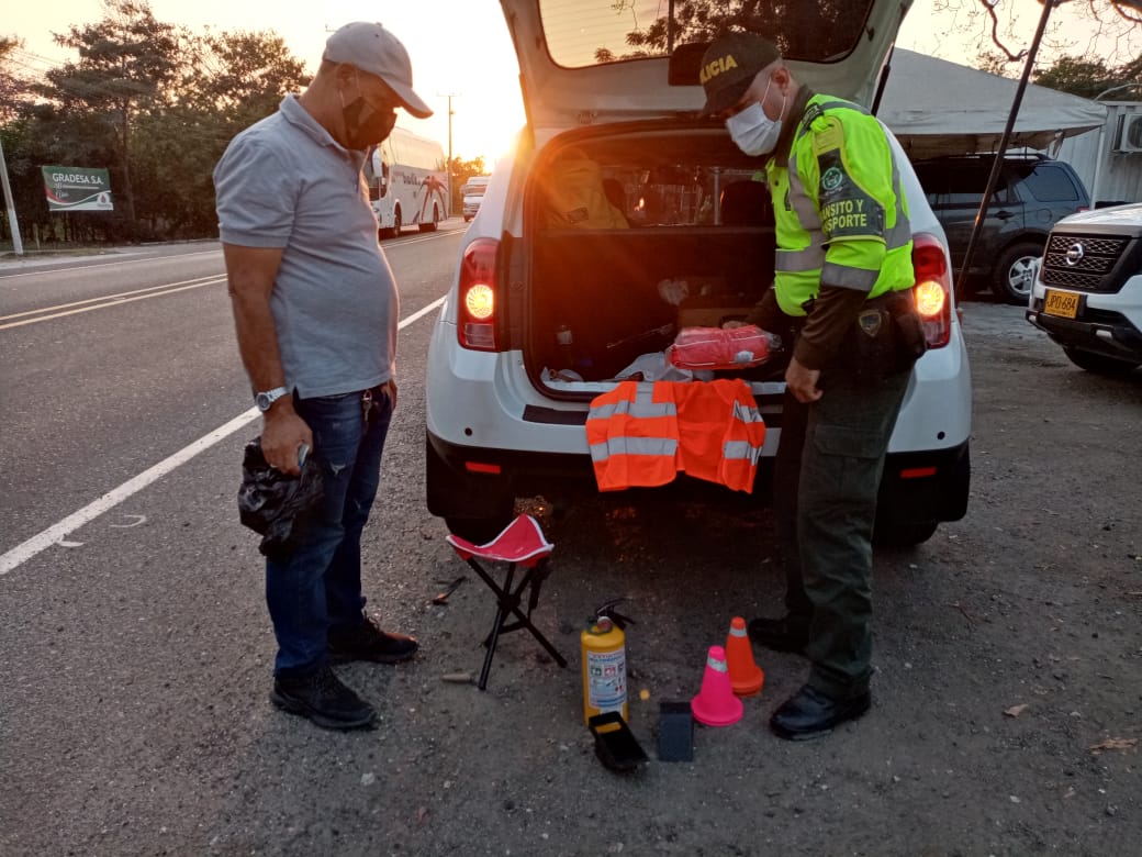 RUTADELSOLII's tweet photo. Ten en cuenta de todas las recomendaciones que te brinda la policía de carretera con el apoyo de la concesión ruta del sol II, donde les brinda toda la asistencia vial, pensando en su seguridad y la de los demás. https://t.co/cNrnPMLrNY