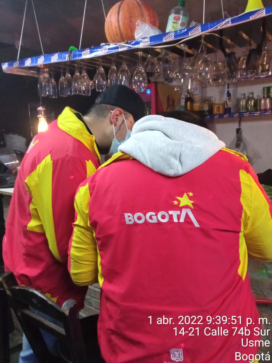 UsmeAlcaldia's tweet photo. #NuestraLabor ✅ En compañía de @PoliciaColombia, @GobiernoBTA y Gestores de seguridad se adelantó operativo de Inspección Vigilancia y Control a establecimientos que venden licor en La Flora.
Se suspende la actividad económica en 3 establecimientos por incumplir requisitos. https://t.co/NXpKWSex2k