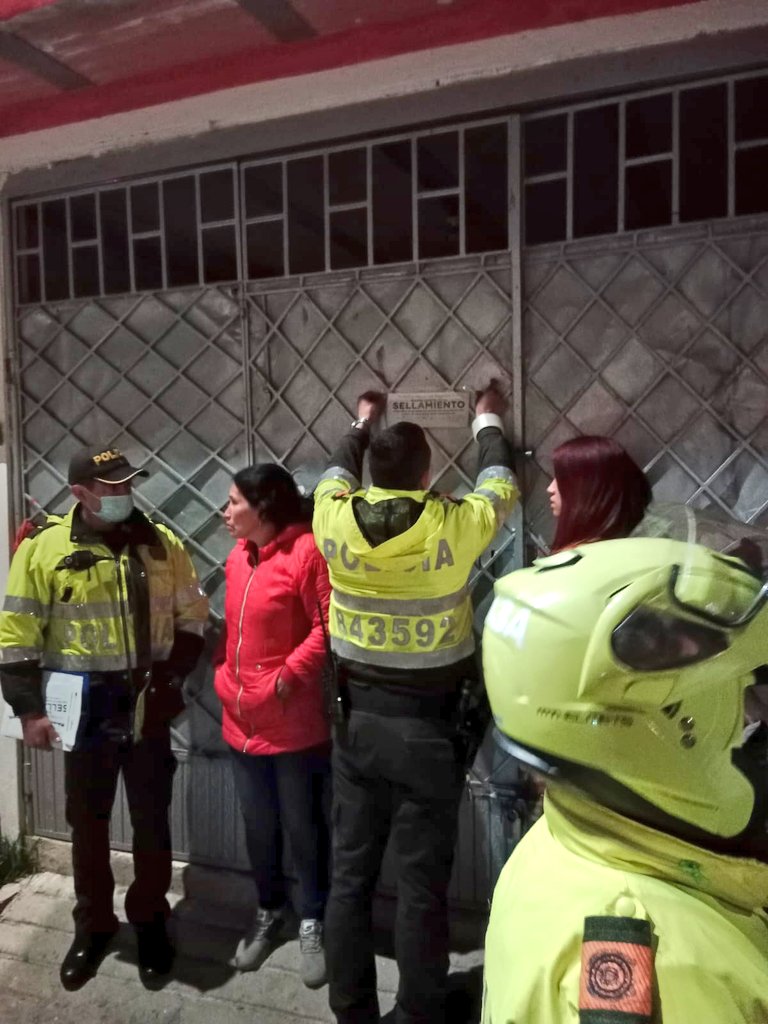 UsmeAlcaldia's tweet photo. #NuestraLabor ✅ En compañía de @PoliciaColombia, @GobiernoBTA y Gestores de seguridad se adelantó operativo de Inspección Vigilancia y Control a establecimientos que venden licor en La Flora.
Se suspende la actividad económica en 3 establecimientos por incumplir requisitos. https://t.co/NXpKWSex2k