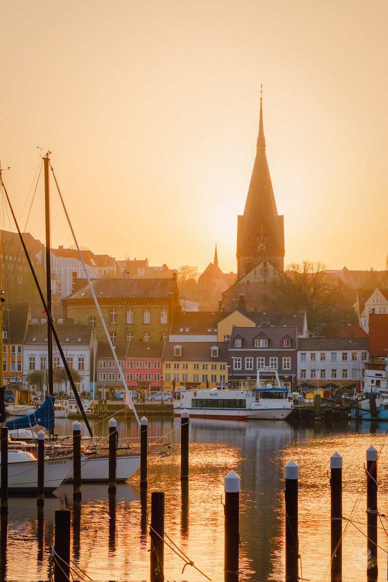 allavoro_de's tweet photo. Wat den Eenen sin #HagiaSophia in #Instanbul, is den Annern sin #StMarien in #Flensburg.
#GoldeneStunde #SundowninDowntown https://t.co/JUqLoYj9F0