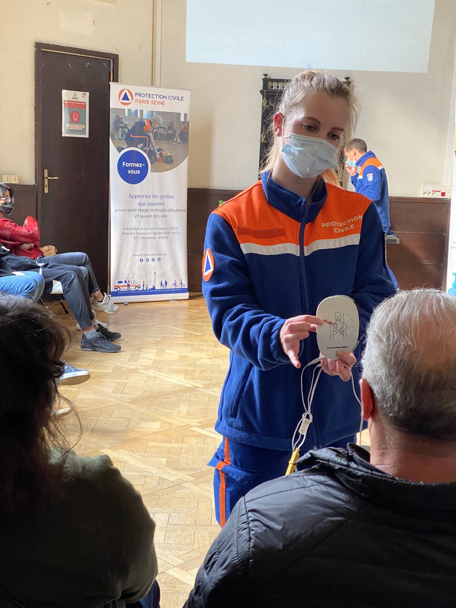 PCParisSeine's tweet photo. Plusieurs centaines de parisiens initiés aux premiers secours aujourd’hui grâce à #samediquisauve comme ici à la @MairieParis14 ! Merci à nos centaines de bénévoles mobilisés pour l’occasion. @carine_petit @nicolas_nordman https://t.co/fizijvAE0S