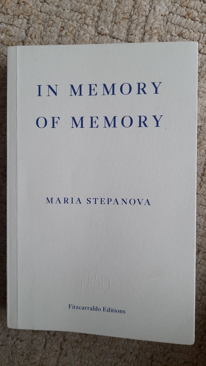 Just (belatedly) read this, or rather lived in it, while having covid. A remarkable memoir, or perhaps meta-memoir - a beautiful epic, a memoir like shattered glass. Thank you to the brilliant @SashaDugdale for translating it and to @FitzcarraldoEds for publishing it.