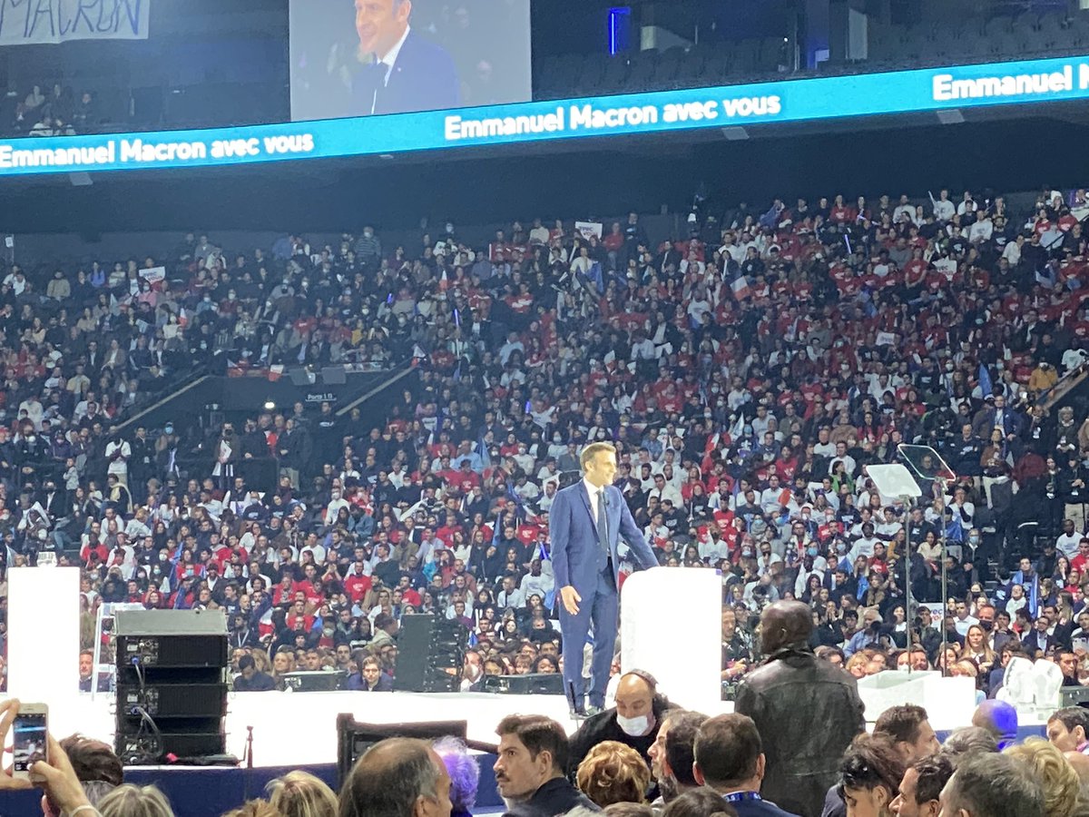 Avec les 30 000 participants au meeting #ArenaMacron #5ansdeplus #EmmanuelMacron  Faire de l égalité homme femme la grande cause du prochain quinquennat ! #egalite #Macron2022