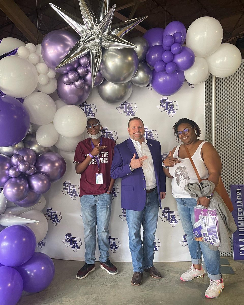 ReshondaMorris's tweet photo. Spending the day with Robin at @SFASU  for #Axecepted students day … @VictoryECHS @AldineISD #Axecepted #AxeEm https://t.co/ddzk4exEOd