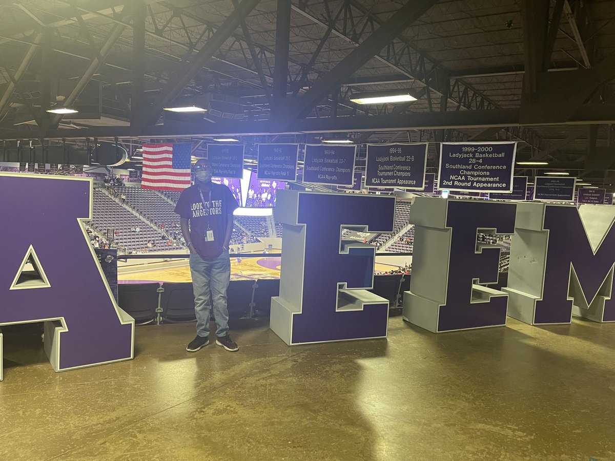 ReshondaMorris's tweet photo. Spending the day with Robin at @SFASU  for #Axecepted students day … @VictoryECHS @AldineISD #Axecepted #AxeEm https://t.co/ddzk4exEOd