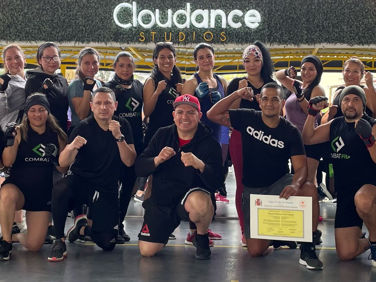 LitoCarriel's tweet photo. Decidí recibir mi título de MASTER EN GESTIÓN DEPORTIVA de la @UniversidadVIU en compañía de mis alumn@s !! #VIU #master #gestiondeportiva
Gracias a mis alumn@s 🤜🏽🤛🏽 !!#combatfit 🙂 https://t.co/5uUXpH7YxQ