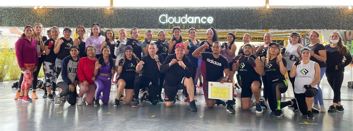 LitoCarriel's tweet photo. Decidí recibir mi título de MASTER EN GESTIÓN DEPORTIVA de la @UniversidadVIU en compañía de mis alumn@s !! #VIU #master #gestiondeportiva
Gracias a mis alumn@s 🤜🏽🤛🏽 !!#combatfit 🙂 https://t.co/5uUXpH7YxQ