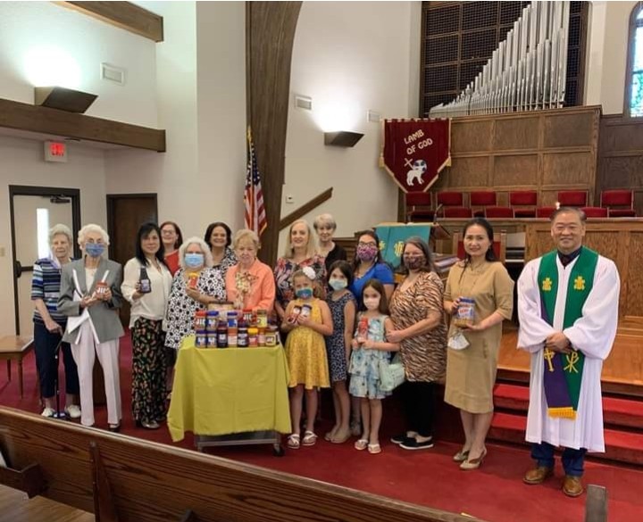 pcusabingewatch's tweet photo. Central Presbyterian #PineBluff #Arkansas
The CPC Ladies collected peanut butter and jelly for Neighbor to Neighbor and Dominick Munn's Blessing Box in Grady during August 2021. #nationalpeanutbutterandjellyday @SynodSun @presbyark @PWPCUSA #blessingbox #neighbors @Presbyterian https://t.co/L5iTArwIs6