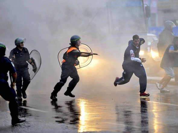 hernangqac's tweet photo. 2 de abril de 2013 Lanus - Quilmes, emboscada de la policía a los micros de Quilmes. Calabozos llenos, menores hombres y mujeres con tiros. Basta de violencia policial
Más fotos abajo 👇 https://t.co/vyrMp2z782