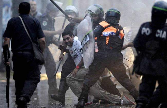 hernangqac's tweet photo. 2 de abril de 2013 Lanus - Quilmes, emboscada de la policía a los micros de Quilmes. Calabozos llenos, menores hombres y mujeres con tiros. Basta de violencia policial
Más fotos abajo 👇 https://t.co/vyrMp2z782