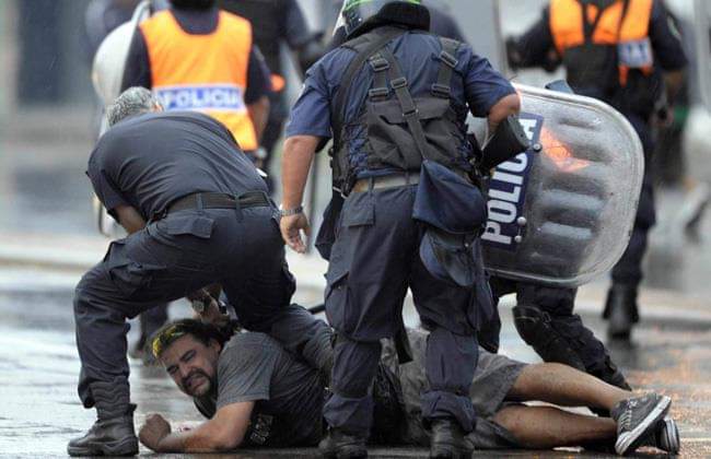 hernangqac's tweet photo. 2 de abril de 2013 Lanus - Quilmes, emboscada de la policía a los micros de Quilmes. Calabozos llenos, menores hombres y mujeres con tiros. Basta de violencia policial
Más fotos abajo 👇 https://t.co/vyrMp2z782