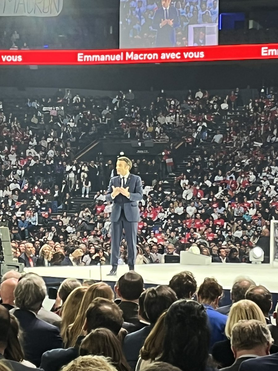 PierreBreteau's tweet photo. À Paris avec celui que j’ai parrainé. Le seul à pouvoir diriger notre Pays pour les 5 années à venir. Tout n’a pas été parfait, tout ne le sera pas mais @EmmanuelMacron est le seul qui a l’envergure et la vision pour transformer notre pays. C’est ma conviction !  #MacronArena https://t.co/QUoXBVAkdN