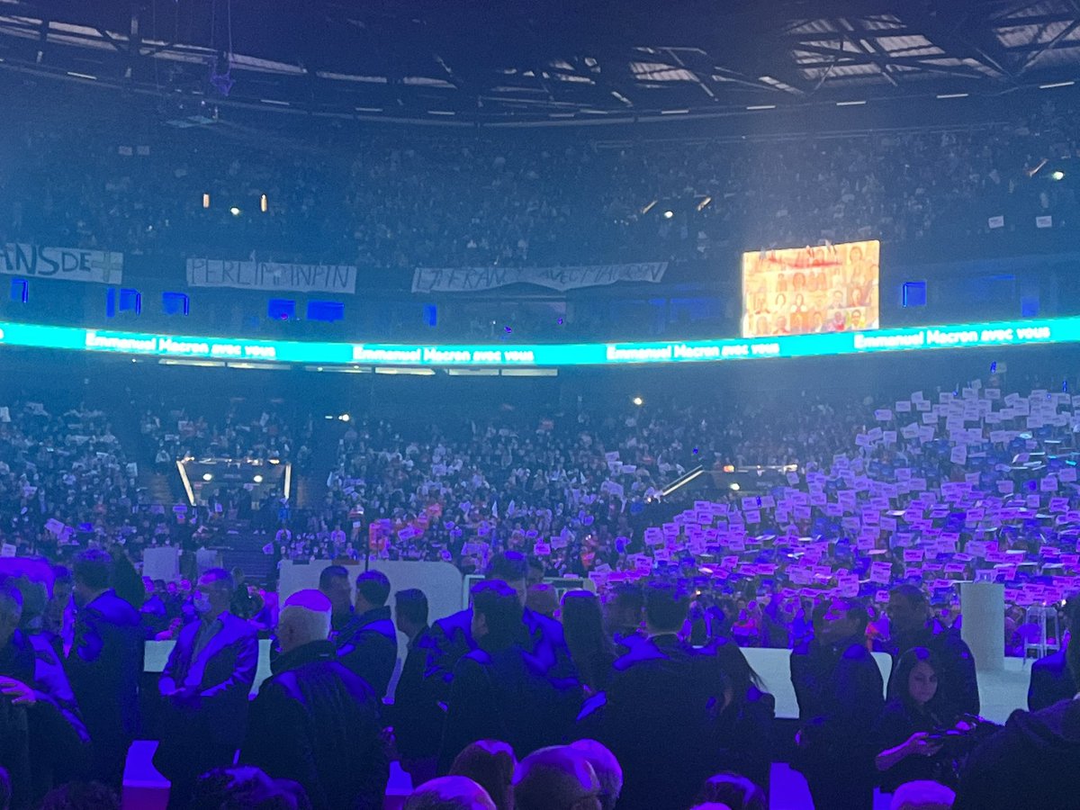 PierreBreteau's tweet photo. À Paris avec celui que j’ai parrainé. Le seul à pouvoir diriger notre Pays pour les 5 années à venir. Tout n’a pas été parfait, tout ne le sera pas mais @EmmanuelMacron est le seul qui a l’envergure et la vision pour transformer notre pays. C’est ma conviction !  #MacronArena https://t.co/QUoXBVAkdN