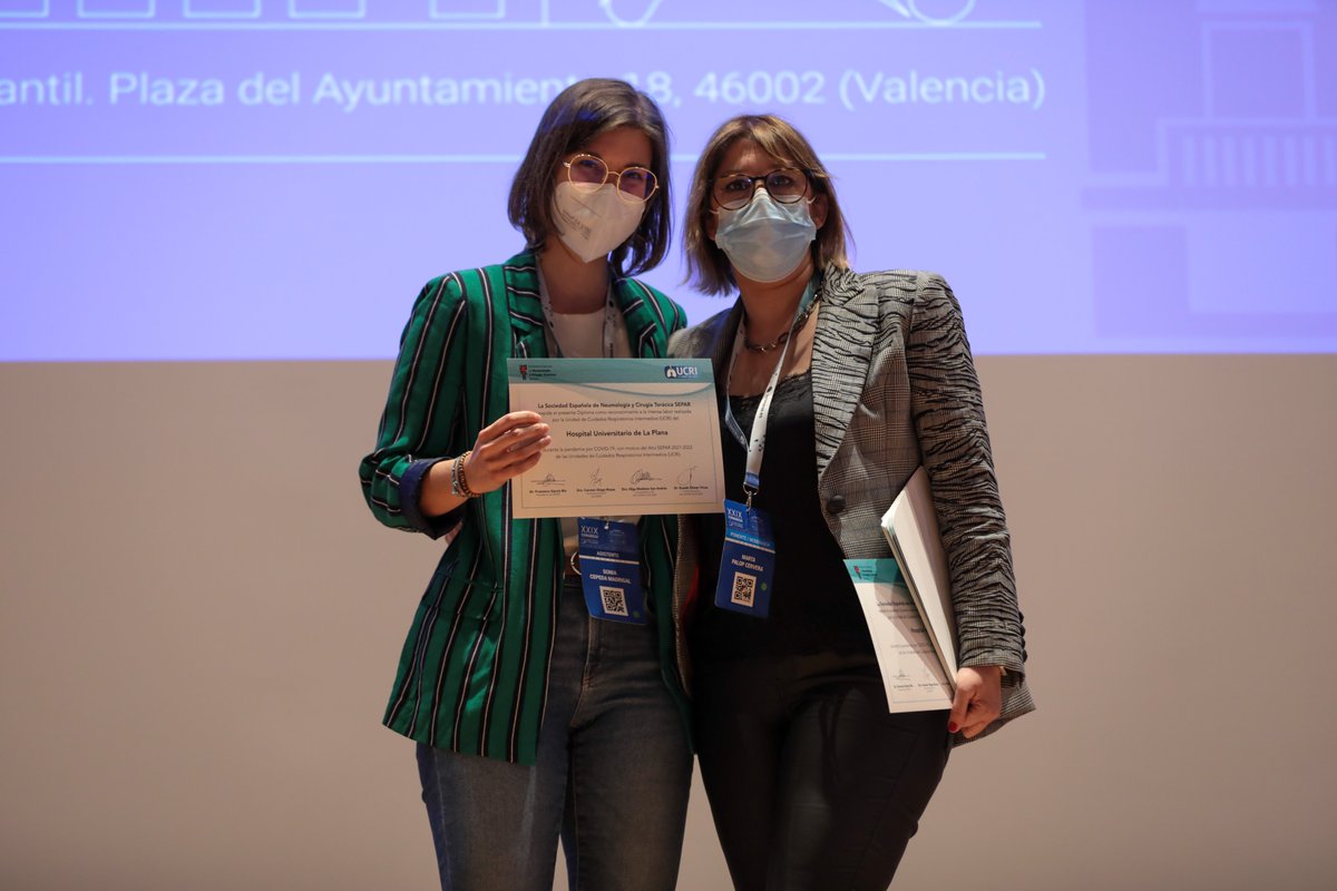 svneumologia's tweet photo. La presidenta @Marta_Palop clausura el #XXIXCongresoSVN y hace  entrega en nombre de toda la sociedad de los premios a nuestros hospitales  por su entrega y su labor durante la pandemia y su labor en la creación de #UCRIs. Muchísimas gracias!!! #ningunhospitalsinUCRI https://t.co/DnhSwGzTZ1