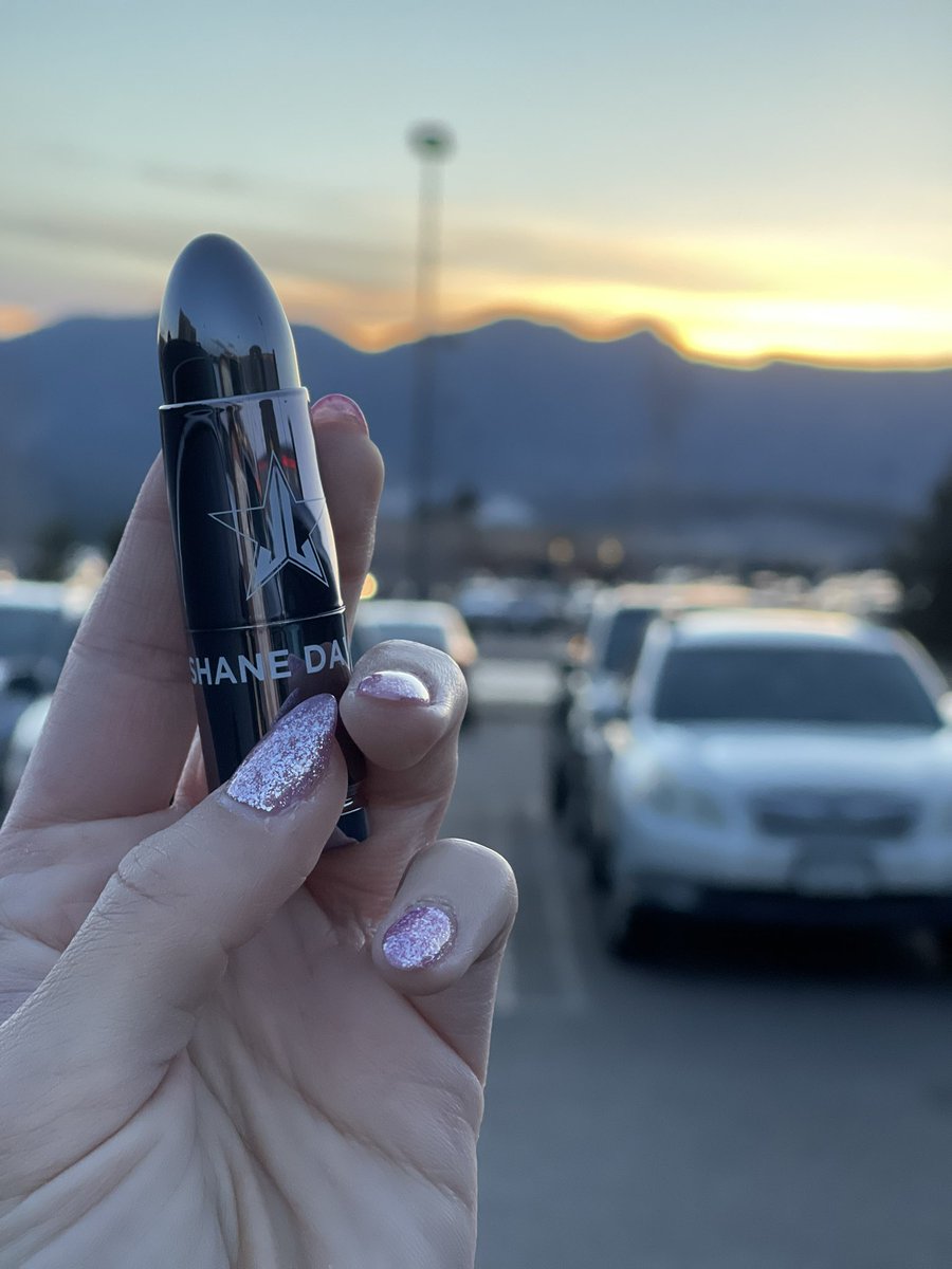 Chellejx3's tweet photo. @shanedawson thanks for saving my super chapped lips from this dry Colorado air!!! Seriously so good. #shanedawson #jeffreestarcosmetics https://t.co/riytXbeii8
