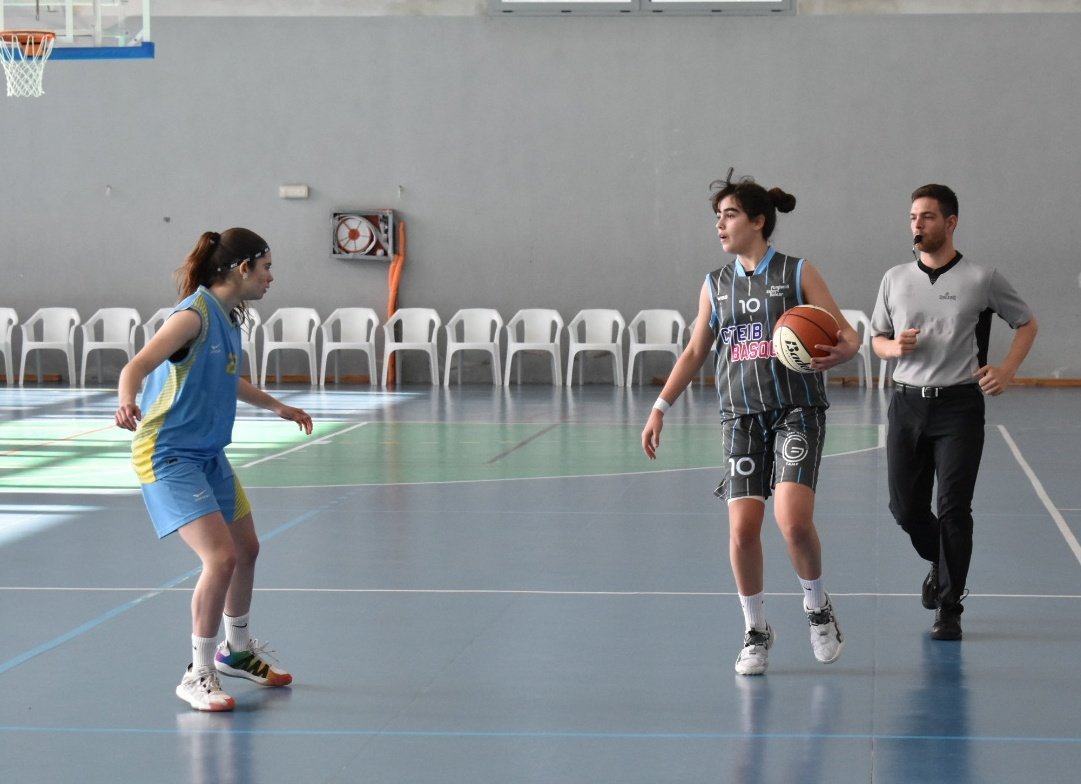 FINAL A MONTUÏRI

🎫 El Mucha's Cristales - CB Andratx avança a la final i s'assegura el bitllet pel Campionat d'Espanya Júnior Femení

⚫ <a href="/CTEIBbasquet/">CTEIBbasquet</a> 4️⃣9️⃣
🔵 <a href="/cbAndratx1985/">Club Baloncesto Andratx</a> 5️⃣8️⃣

#IllesDeBàsquet