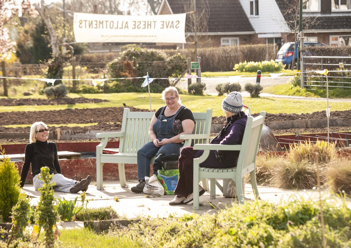 Lovely to see Wellesbourne Allotment Dementia Plot being used on a great sunny day.
A local lady giving plot holders Helen and Anita a hilarious history of her life