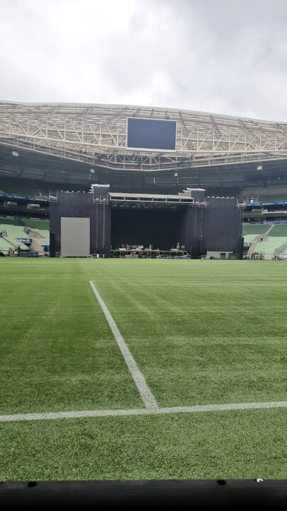 É surreal pensar que o Palmeiras vai jogar com um palco montado atrás, pqp. hahahahahahahaha

O clube do caos.

Se a remontada histórica vir, vai ter gente subindo no palco.