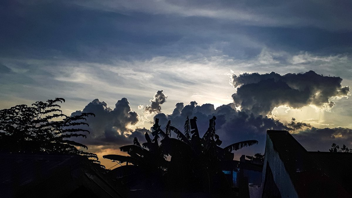 MarkySantos1993's tweet photo. For the nth time, will still move forward even simple photos like these will be shared. At least, I have one thing that I will not regret until the end.
#sky
#skyphotography
#clouds
#clouchaser
#cloudscape
#cloudscapephotography
#mobilephotography
#StormHour https://t.co/ARIfQMj0CG