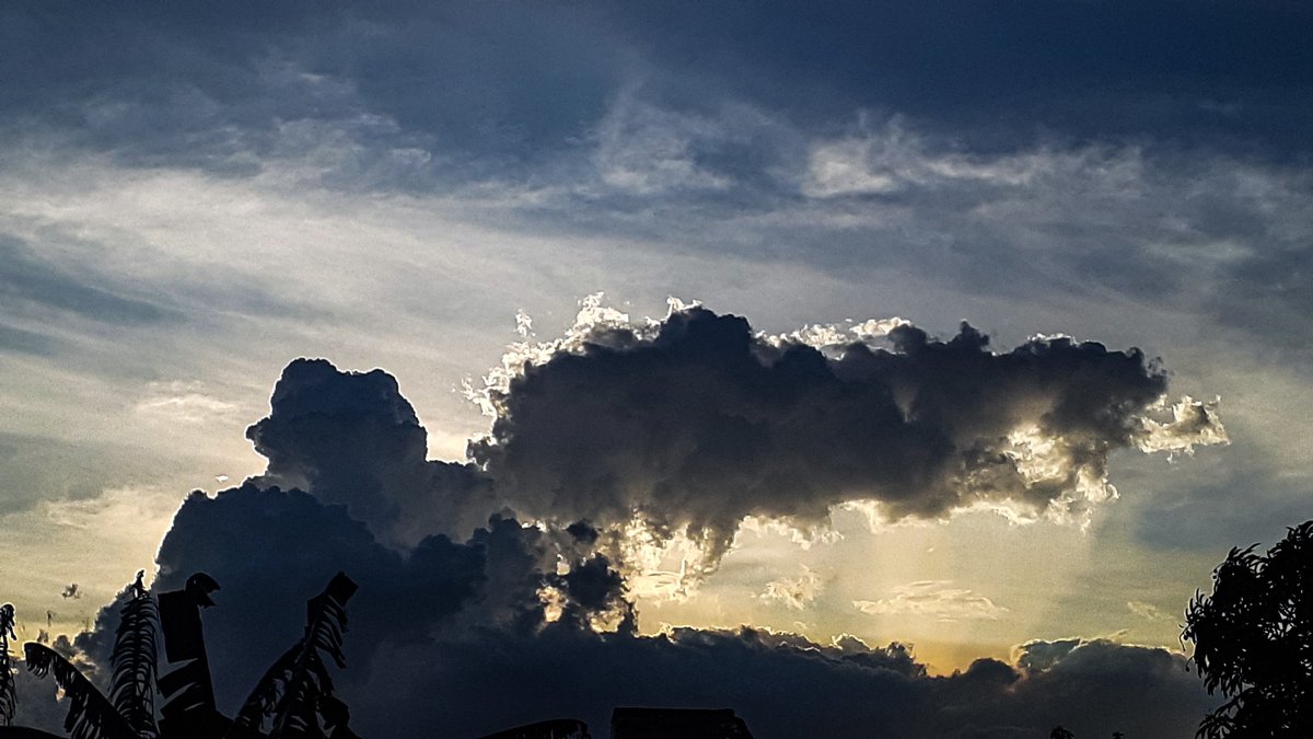 MarkySantos1993's tweet photo. For the nth time, will still move forward even simple photos like these will be shared. At least, I have one thing that I will not regret until the end.
#sky
#skyphotography
#clouds
#clouchaser
#cloudscape
#cloudscapephotography
#mobilephotography
#StormHour https://t.co/ARIfQMj0CG