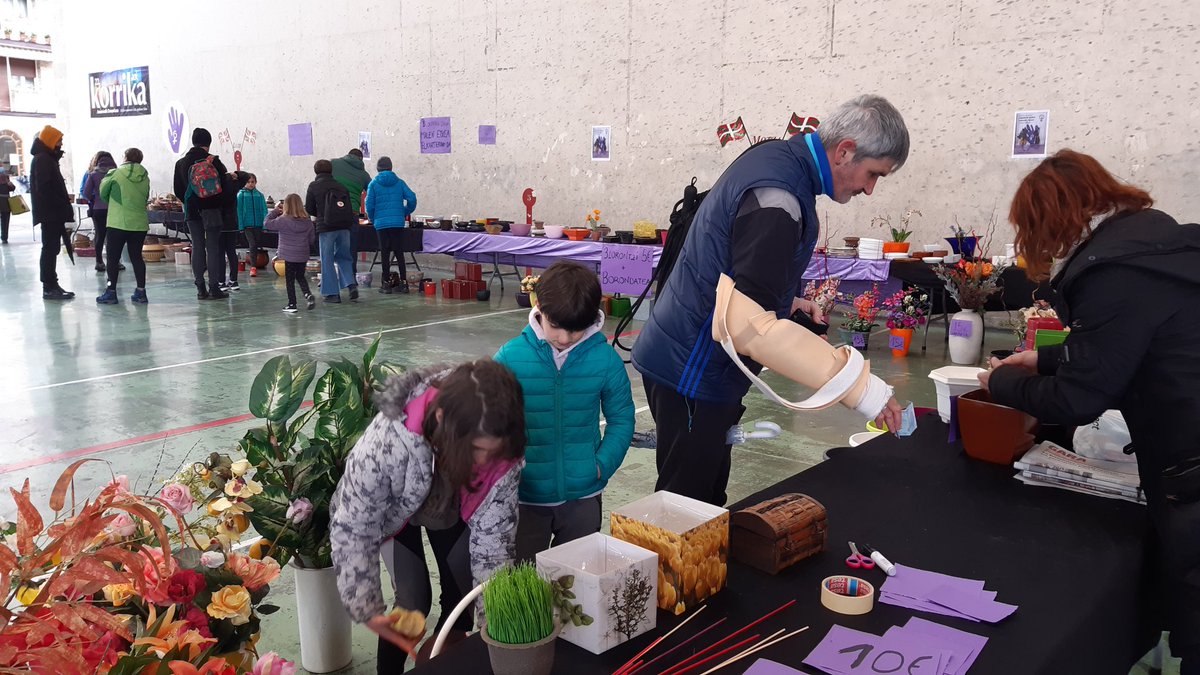 Mila esker gaur plazara inguratu zareten guztioi. 
Mila esker bereziki duela bi urte itxi zen Lazkaoko EGUZKILORE loredendari egindako dohaintzagatik.
Zuei esker gaurkoan bildutakoarekin Zumaiako Malen Etxea elkarteari ekarpen polita egiteko moduan gaude.
Mila esker berriz ere!