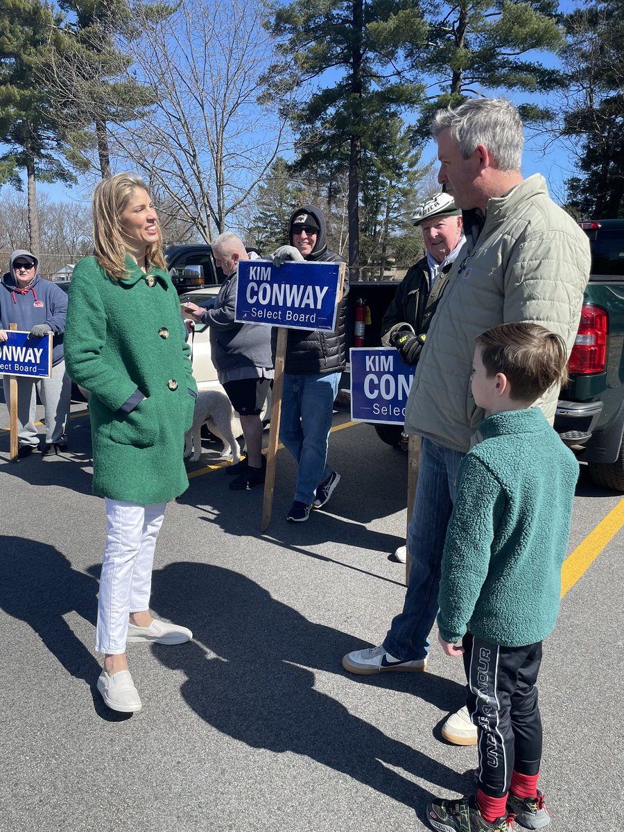 LoriTrahanMA's tweet photo. It was especially great to see Town Moderator John McKenna, Select Board Members @KimForBillerica &amp; @Andrew_Desl, School Board candidates Michaela Michaud and @JHKleschinsky, @Teresa_FTW, and of course @John_Gagliardi and @UAPipeTrades’ Brian Kelly! https://t.co/Wwi7IwVajp