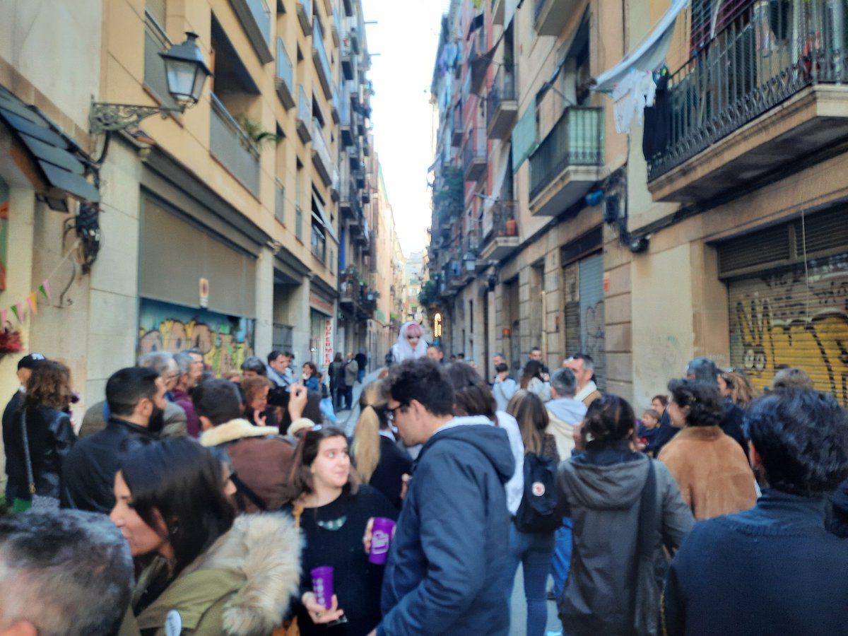 eixraval's tweet photo. Avui al barri hi ha de tot, un aniversari, una trobada cultural, un mercat cultural i una mostra de comerç, però tot això no seria possible sense la col·laboració de moltes entitats, gràcies @agoraJuanAndres @EspaiMallorca @antigamassana @AccioRieraBaixa @mancomunats #DORaval https://t.co/ESig0oU7HQ