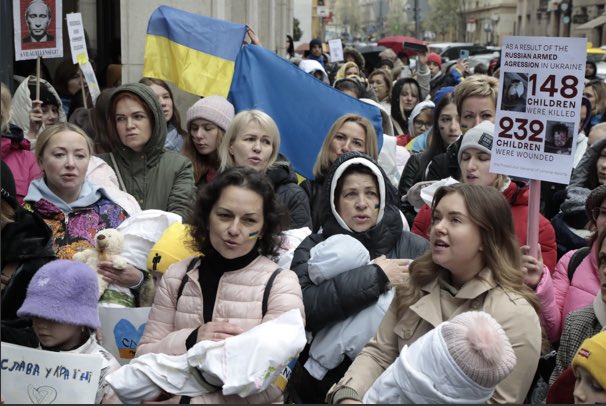 katka_cseh's tweet photo. Protesters gathered today in Budapest to show solidarity with Ukraine. It included mothers raising their voice for child victims.

Pro-Orban state media reported: “pro-war protest” was held. 

Absolutely sickening. #VoteOrbanOut 
📷 @Telexhu https://t.co/9Go6yLt0eQ