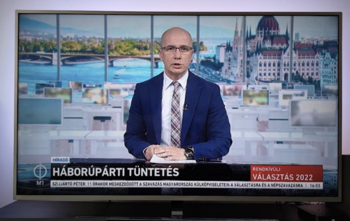 katka_cseh's tweet photo. Protesters gathered today in Budapest to show solidarity with Ukraine. It included mothers raising their voice for child victims.

Pro-Orban state media reported: “pro-war protest” was held. 

Absolutely sickening. #VoteOrbanOut 
📷 @Telexhu https://t.co/9Go6yLt0eQ
