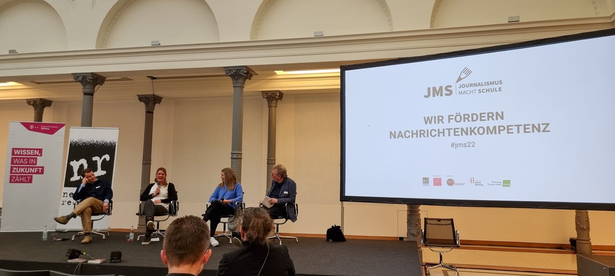 Herr_Nuxoll's tweet photo. Vermittlung von Nachrichtenkompetenz in der Schule muss eine größere Rolle spielen. Auf der #JMS22 Konf. habe ich viele großartige Projekte kennengelernt. #LieDetectors, #Reporter4You ... Diese Angebote müssen wir an den Schulen stärker nutzen. Habt ihr Erfahrungen damit gemacht? https://t.co/7X96Gvkhmx