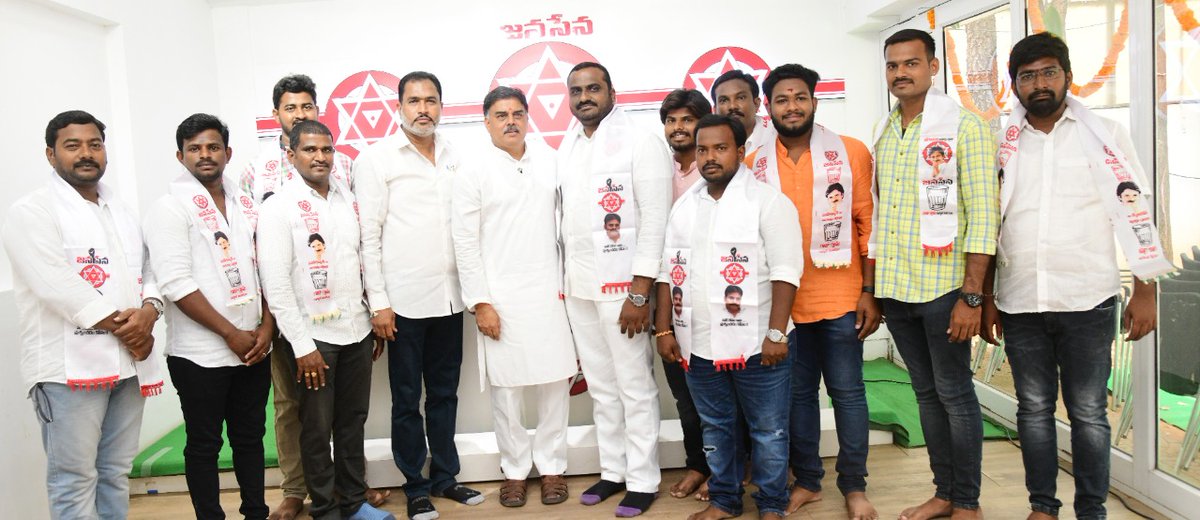JanaSenaParty's tweet photo. జనసేన పార్టీ కార్యాలయంలో పార్టీ PAC ఛైర్మన్ శ్రీ నాదెండ్ల మనోహర్ గారు సమక్షంలో గుంటూరు జిల్లాకి చెందిన శ్రీ  కంద అమర్ పార్టీలో చేరారు. శ్రీ అమర్ ఇప్పటి వరకూ ఏపీ యూత్ కాంగ్రెస్ జనరల్ సెక్రెటరీగా ఉన్నారు. ఆయనతోపాటు పలువురు జనసేనలో చేరారు. https://t.co/tHCNeWZZkh