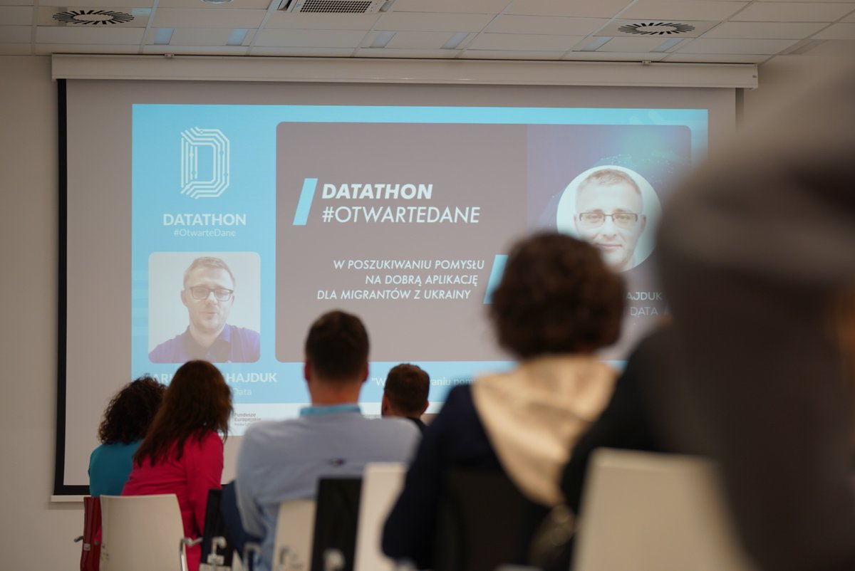 hackathongovpl's tweet photo. CEO Transparent Data - Arkadiusz Hajduk połączył się z nami zdalnie i porusza bardzo ważny aktualnie temat "W poszukiwaniu pomysłu na dobrą aplikację dla migrantów z Ukrainy" #datathon #OtwarteDane #Ukraina #hackathon https://t.co/vksRZikEzK