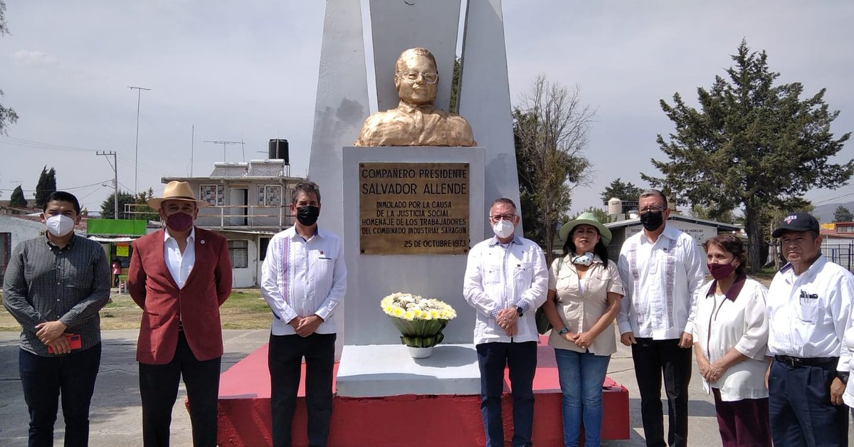 Realizamos una ofrenda Floral al busto de Salvador Allende en el Estado de Hidalgo, junto a los compañeros de la Coordinadora Mexicana de Solidaridad en Hidalgo y regidores del Municipio Tepeapulco.