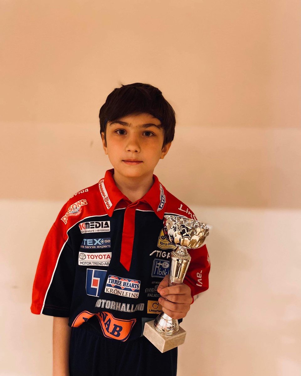 Vinner sin första pingisturneringen med självaste idolens tröja på 🏓