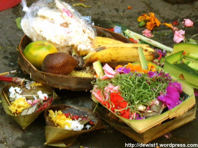 ( <a href="/brrrrook/">am</a> )

ㅤㅤㅤ"Kudengar kau sedang berulang tahun, ya?" Ace menghampirimu, memberikan makanan yang semoga saja sesuai seleramu.

ㅤㅤㅤTengkorak biasa makan apa ya? Sesaji ini kira-kira cukup enggak, ya, untuk menunjukkan ramah tamahnya padamu.
ㅤ