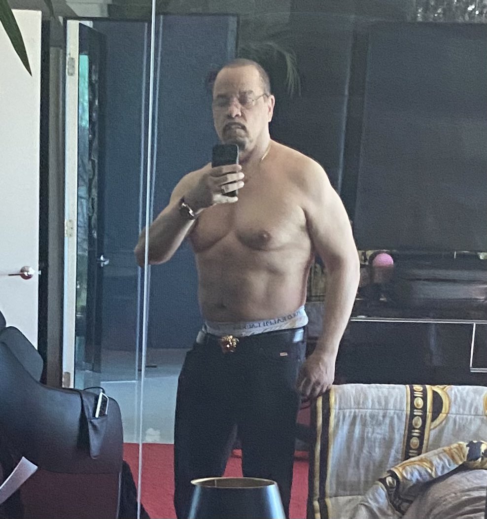 FINALLEVEL's tweet photo. I just walked by my mirror and said ‘Hold up, not bad for 64…’ if I say so myself! Lol https://t.co/OVPdMG445v