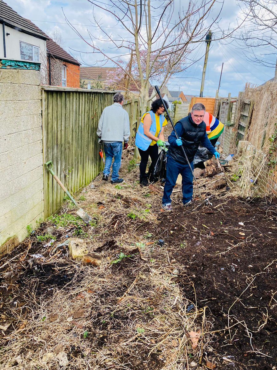 RobertBuckland's tweet photo. Thanks to Bhawna Goyal, our hardworking #Eastcott @Conservatives candidate, for today’s #greencleanup with local residents-helping to make a difference @TorySwindon #community https://t.co/sVGO6MpRTE