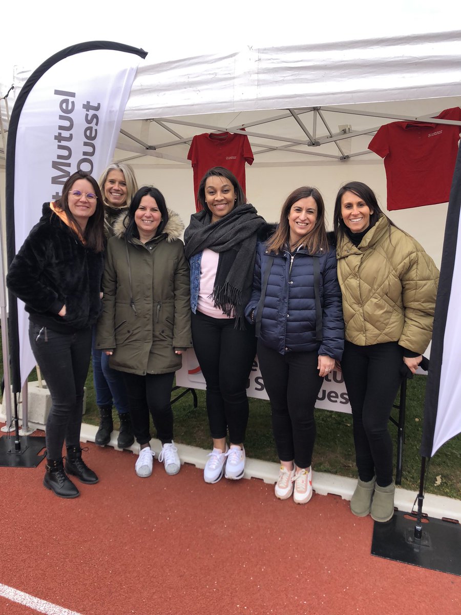 CMSOsecteur16_1's tweet photo. Le Credit Mutuel du Sud-ouest est partenaire des Foulées d’Angouleme et des mini foulées. Le @CMSudOuest s’engage et à encourage tous les coureurs. Les jeunes participants sont venu nombreux sur notre stand. Félicitations à nos collègues qui ont bravé le froid pour les recevoir. https://t.co/7KR8gfQLJC